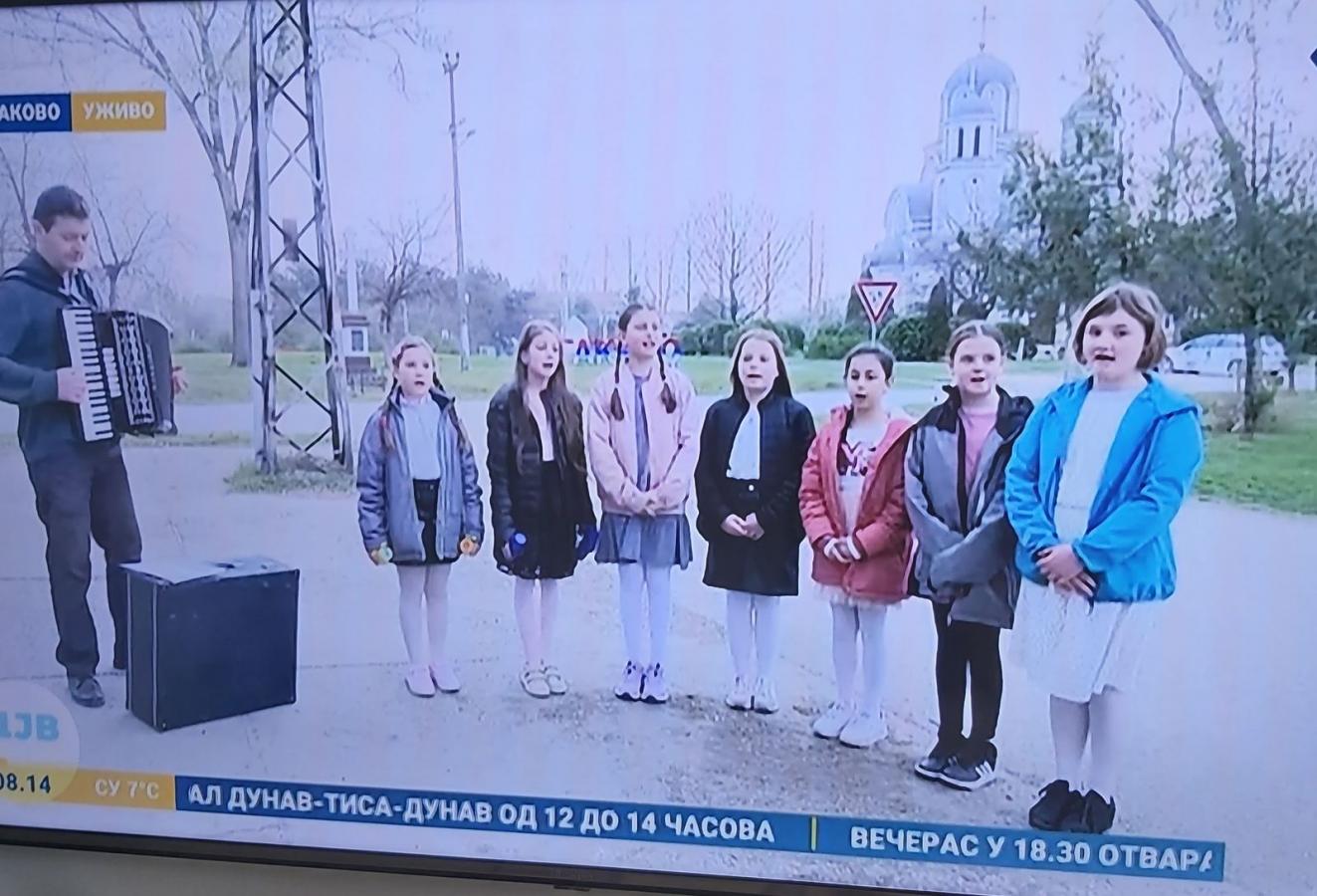 Izvedba  pesme "Crven cvete"